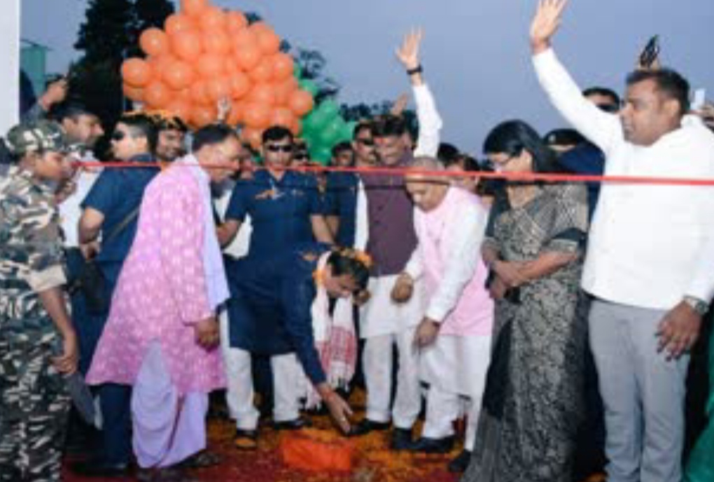 एलिवेटेड कॉरिडोर का उद्घाटन करते हुए केंद्रीय मंत्री नितिन गडकरी सहित अन्य एलिवेटेड कॉरिडोर का उद्घाटन करते हुए केंद्रीय मंत्री नितिन गडकरी सहित अन्य