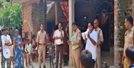 गौ तस्कर के घर मुनादी करवाते हुए पुलिस और एसडीएम गौ तस्कर के घर मुनादी करवाते हुए पुलिस और एसडीएम