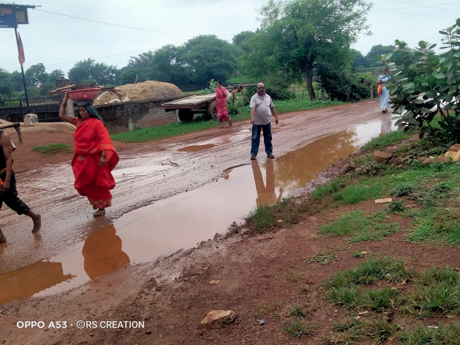 ग्राम पंचायत भटगांव में सड़क की हालत इस तरह हो गई है। ग्राम पंचायत भटगांव में सड़क की हालत इस तरह हो गई है।