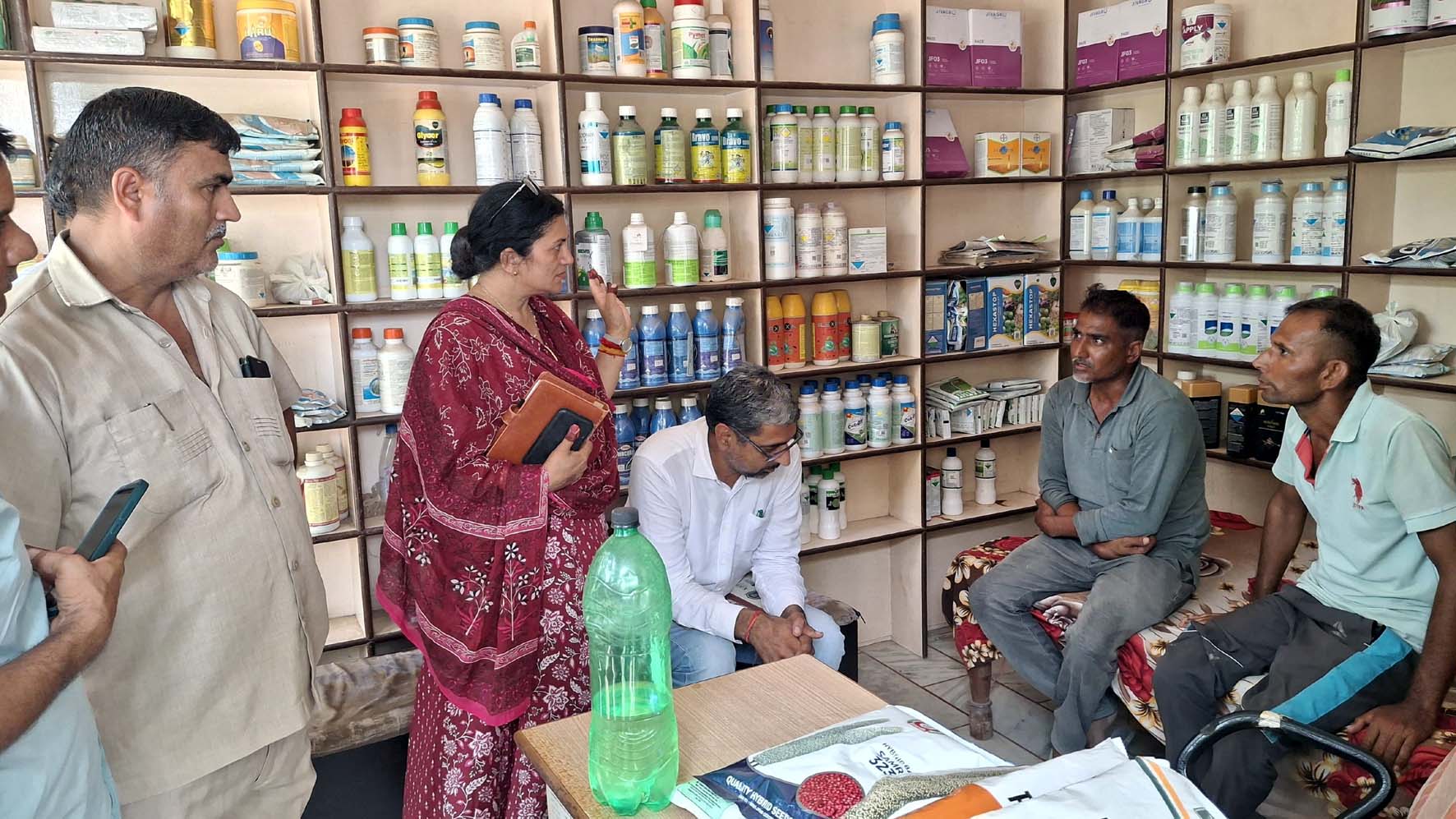 दवाइयों की दुकान में जांच करते सीएम फ्लाइंग टीम। दवाइयों की दुकान में जांच करते सीएम फ्लाइंग टीम।