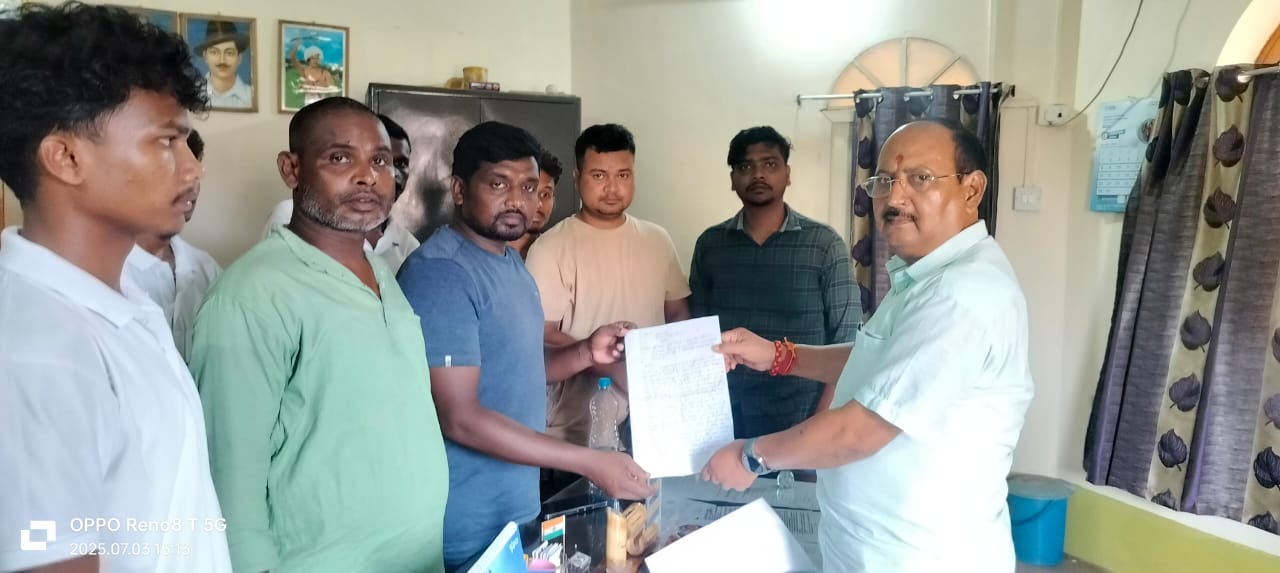 शिक्षक पर कार्रवाई का मांग करते छात्र समन्वय समिति) शिक्षक पर कार्रवाई का मांग करते छात्र समन्वय समिति)