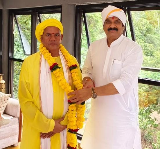 खाद्य मंत्री ने रावतपुरा सरकार से लिया आशीर्वाद खाद्य मंत्री ने रावतपुरा सरकार से लिया आशीर्वाद