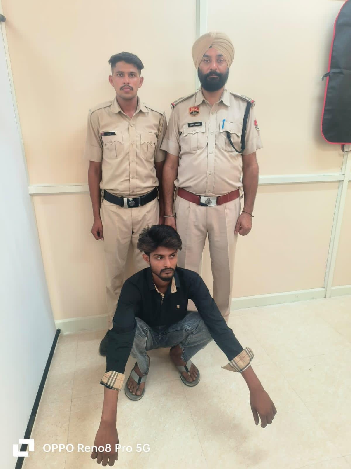 पुलिस हिरासत में नशा तस्कर पुलिस हिरासत में नशा तस्कर