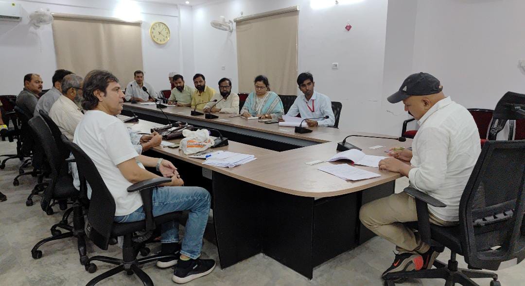 बैठक में शामिल अधिकारी बैठक में शामिल अधिकारी