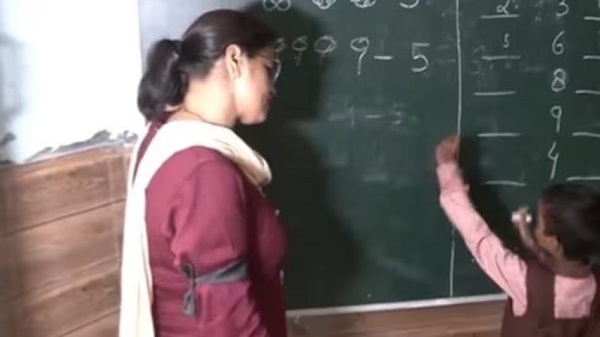 देवास : शिक्षकों की ई अटेंडेंस पर रोक लगाने की मांग देवास : शिक्षकों की ई अटेंडेंस पर रोक लगाने की मांग