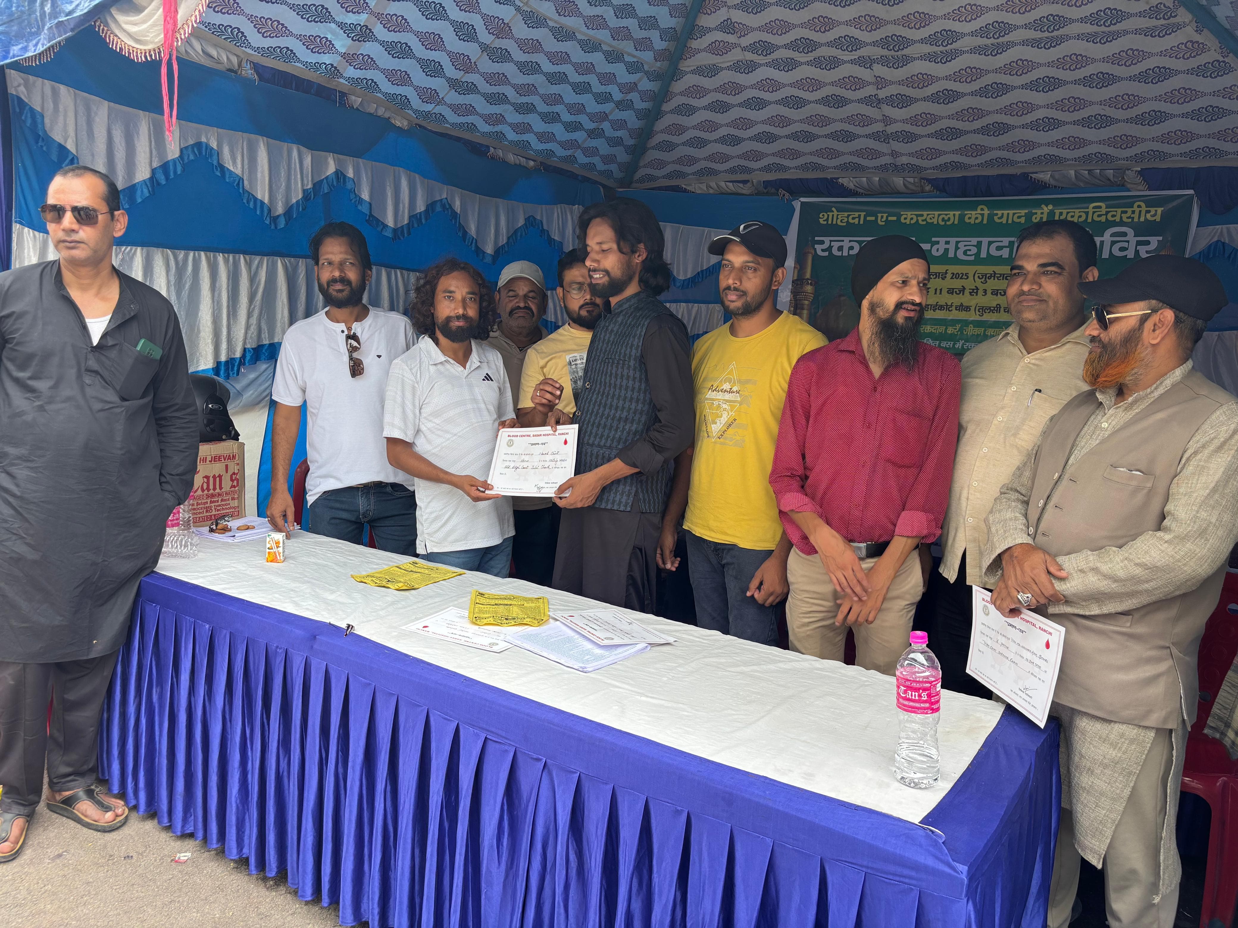 शिविर में शामिल लोग शिविर में शामिल लोग