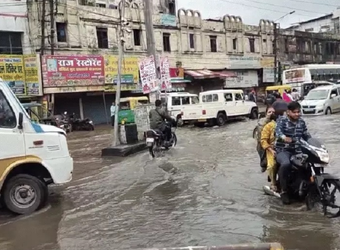 भोपाल में बुधवार को तेज बारिश से सड़कों पर भरा पानी भोपाल में बुधवार को तेज बारिश से सड़कों पर भरा पानी
