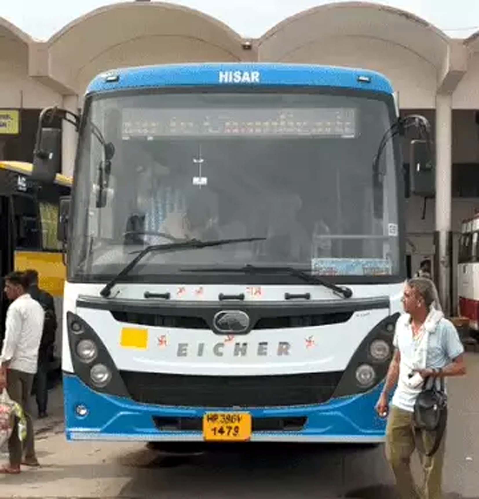 हिसार से शिमला के लिए शुरू की गई एसी बस। हिसार से शिमला के लिए शुरू की गई एसी बस।