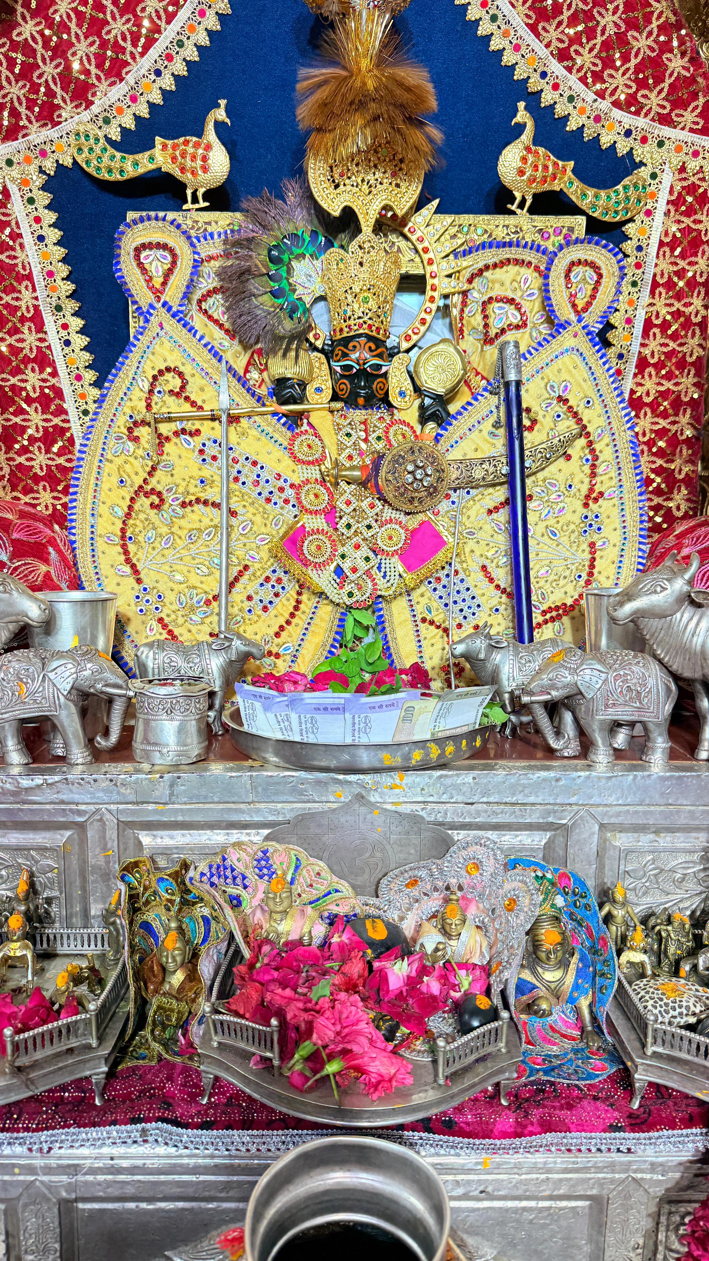 चित्तौड़गढ़ जिले के श्री सांवलिया सेठ की शृंगारित प्रतिमा। मंदिर में चढ़ावा राशि की गणना पूरी। चित्तौड़गढ़ जिले के श्री सांवलिया सेठ की शृंगारित प्रतिमा। मंदिर में चढ़ावा राशि की गणना पूरी।