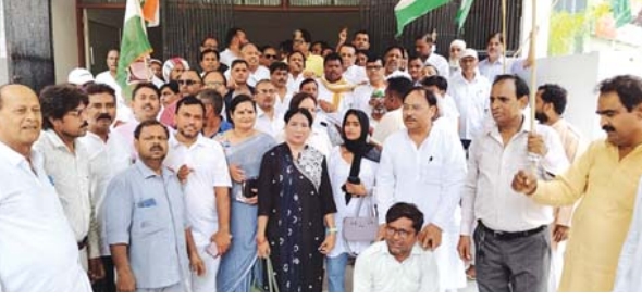 प्रदर्शन करते कांग्रेसी प्रदर्शन करते कांग्रेसी