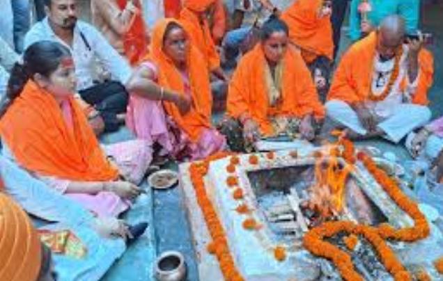 शिव भोला मंदिर में घर वापसी कार्यक्रम (वीडियो से ली गयी फोटो) शिव भोला मंदिर में घर वापसी कार्यक्रम (वीडियो से ली गयी फोटो)