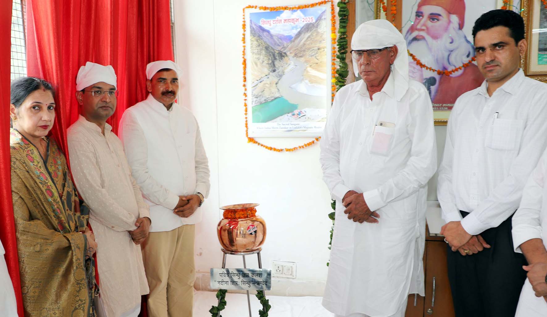 सिंधु जल कलश की स्थापना करते कुलपति प्रो. नरसी राम बिश्नोई। सिंधु जल कलश की स्थापना करते कुलपति प्रो. नरसी राम बिश्नोई।