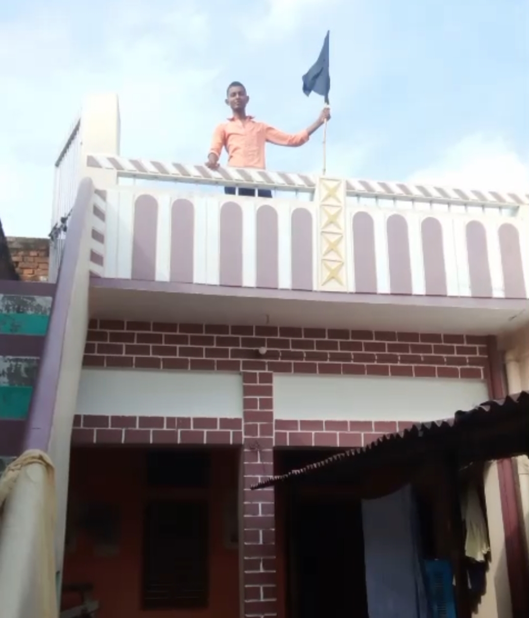 ब्राम्हण समाज के घर पर लगा काला झंडा ब्राम्हण समाज के घर पर लगा काला झंडा