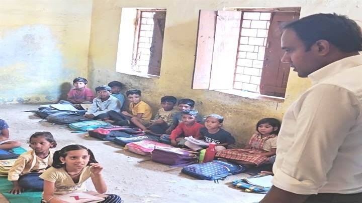 सागरः कलेक्टर ने किया रामघाट स्कूल का निरीक्षण सागरः कलेक्टर ने किया रामघाट स्कूल का निरीक्षण
