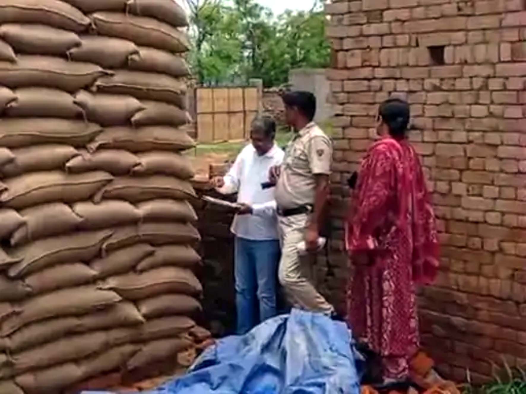 गेहूं के अवैध भंडारण पर कार्रवाई करते सीएम फ्लाइंग टीम। गेहूं के अवैध भंडारण पर कार्रवाई करते सीएम फ्लाइंग टीम।