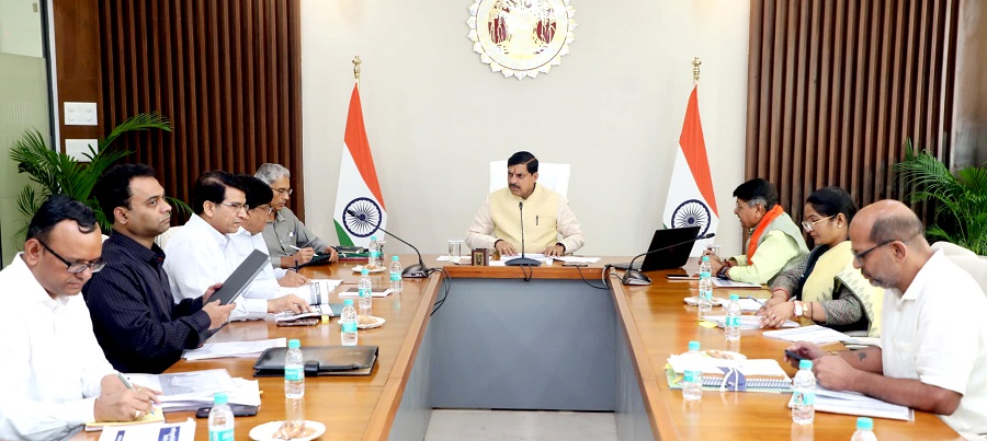 समीक्षा करते हुए मुख्यमंत्री डॉ. मोहन यादव समीक्षा करते हुए मुख्यमंत्री डॉ. मोहन यादव