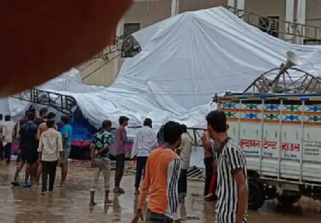 बागेश्वर धाम में टेंट गिरने के बाद की तस्वीर बागेश्वर धाम में टेंट गिरने के बाद की तस्वीर