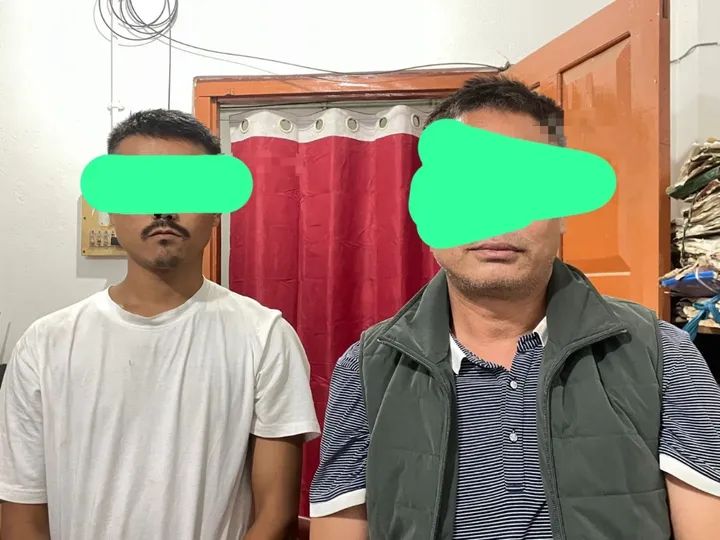 मणिपुर में बरामद मादक पदार्थों के साथ तस्करों की तस्वीर। मणिपुर में बरामद मादक पदार्थों के साथ तस्करों की तस्वीर।