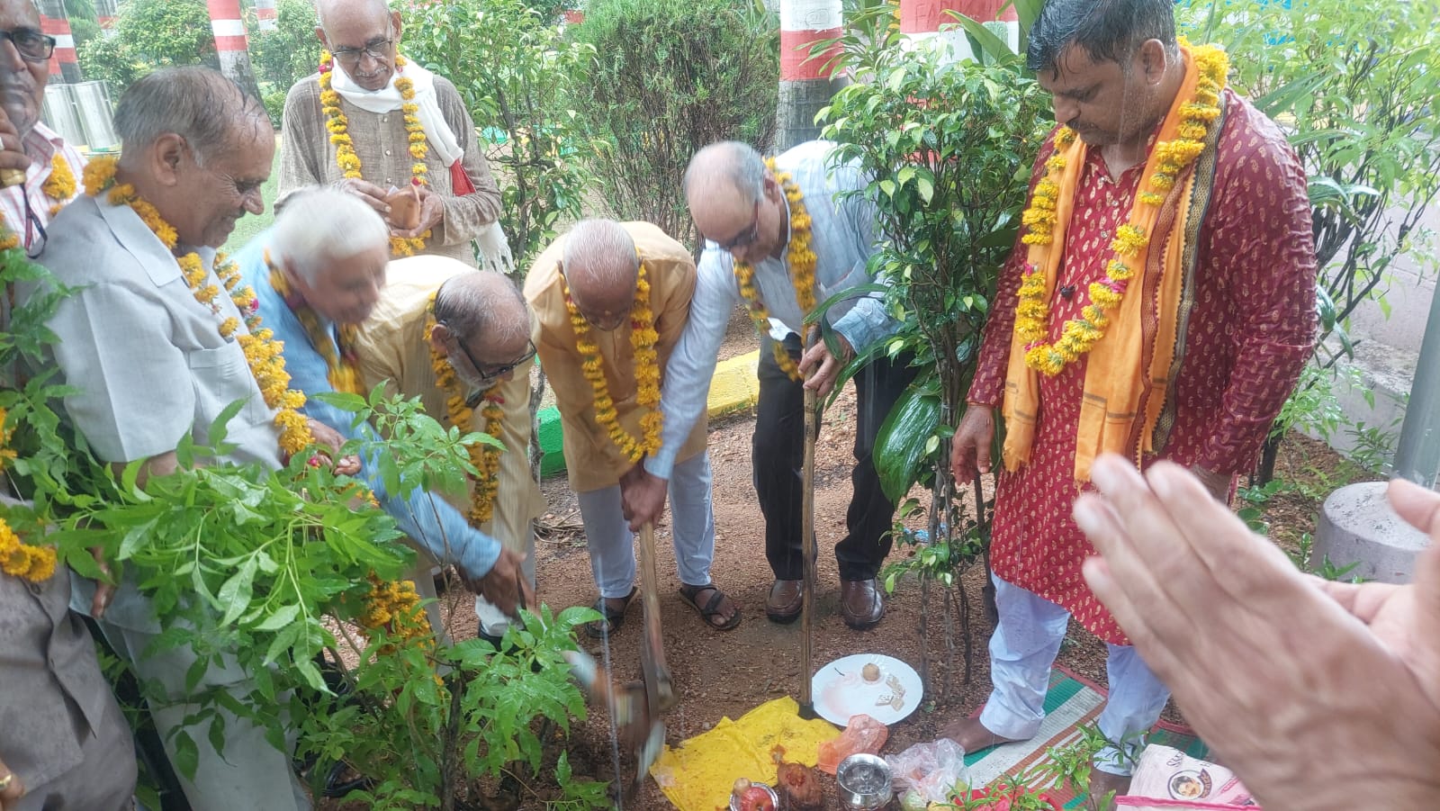 भूमि पूजन करते लोकतंत्र सेनानी भूमि पूजन करते लोकतंत्र सेनानी