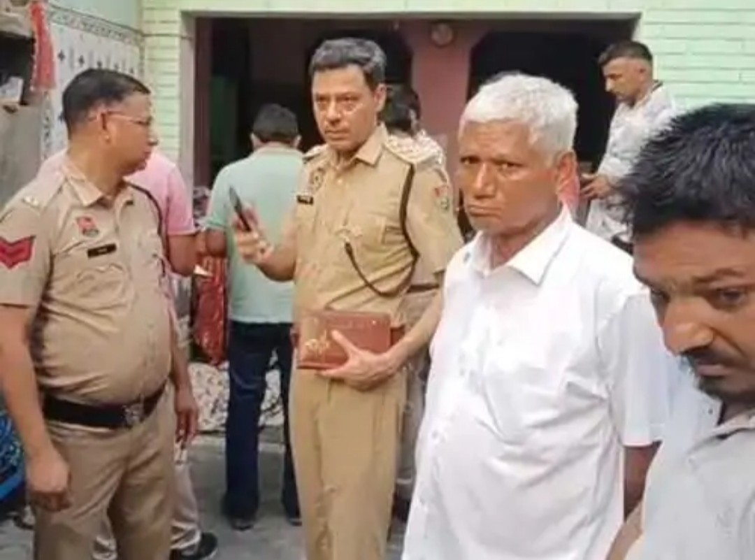 मौके पर पहुंच जांच में जुटी पुलिस की टीम की टीम के साथ डीएसपी सुरेश सैनी मौके पर पहुंच जांच में जुटी पुलिस की टीम की टीम के साथ डीएसपी सुरेश सैनी