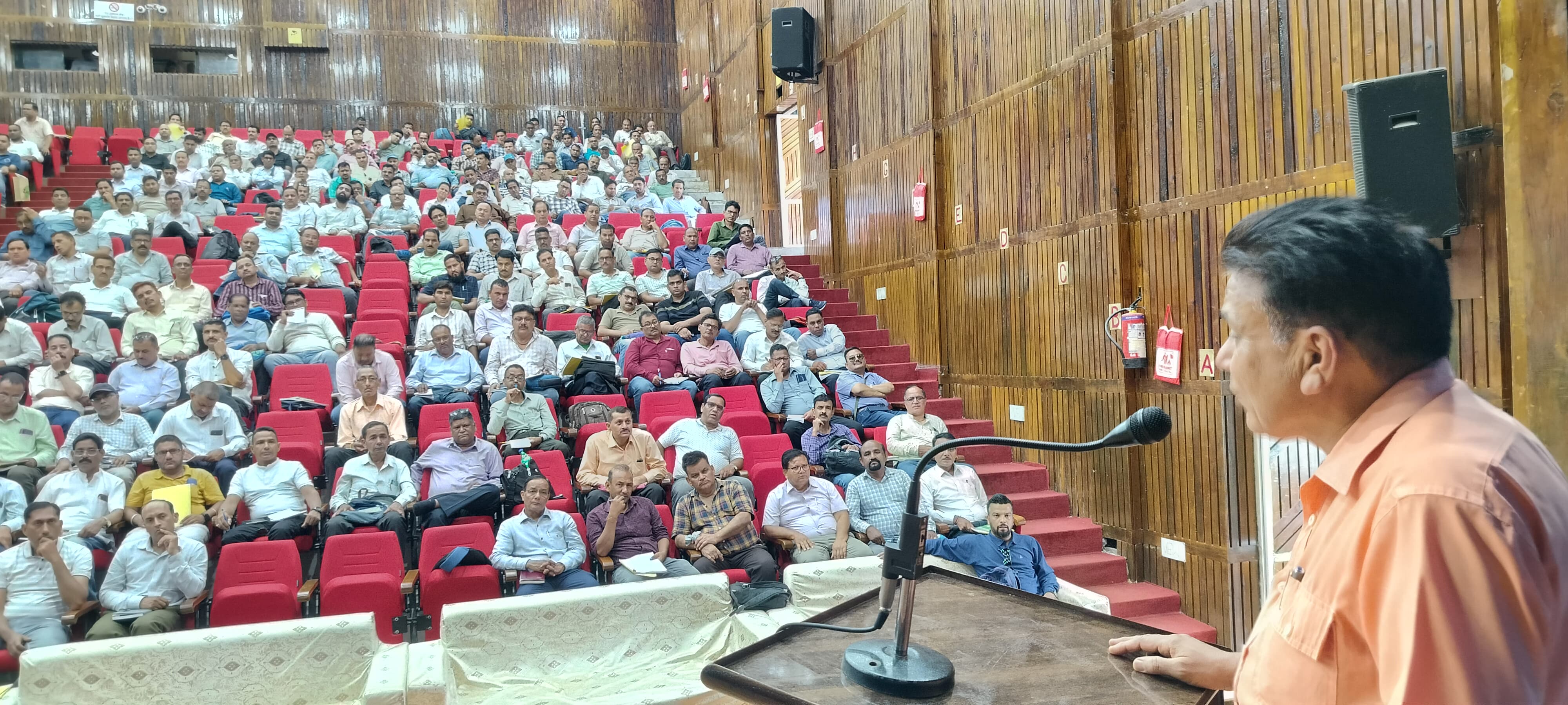 नोडल अधिकारी दीपक रावत अधिकारियों को चुनाव प्रक्रिया को लेकर जानकारी देते हुए नोडल अधिकारी दीपक रावत अधिकारियों को चुनाव प्रक्रिया को लेकर जानकारी देते हुए