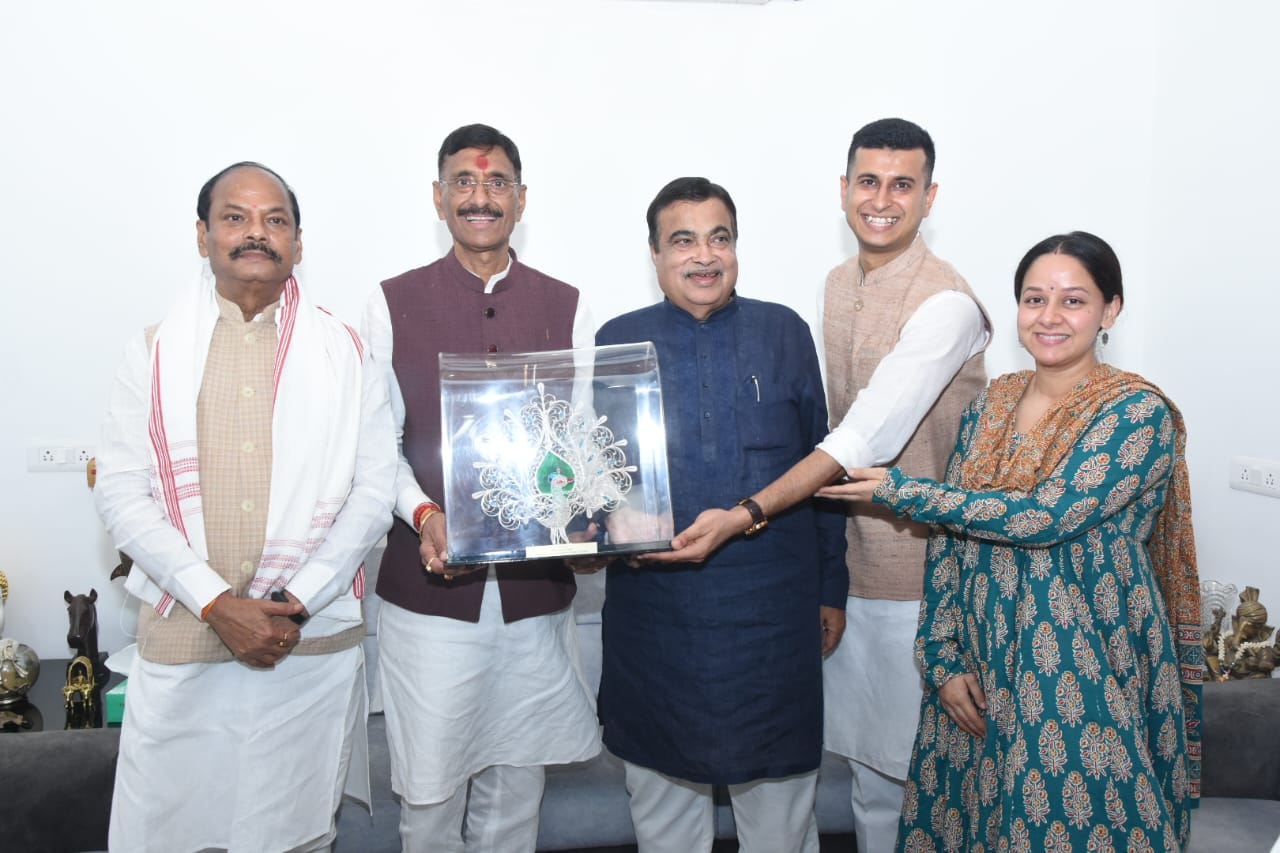 सेठ के परिवार के साथ गडकरी सेठ के परिवार के साथ गडकरी