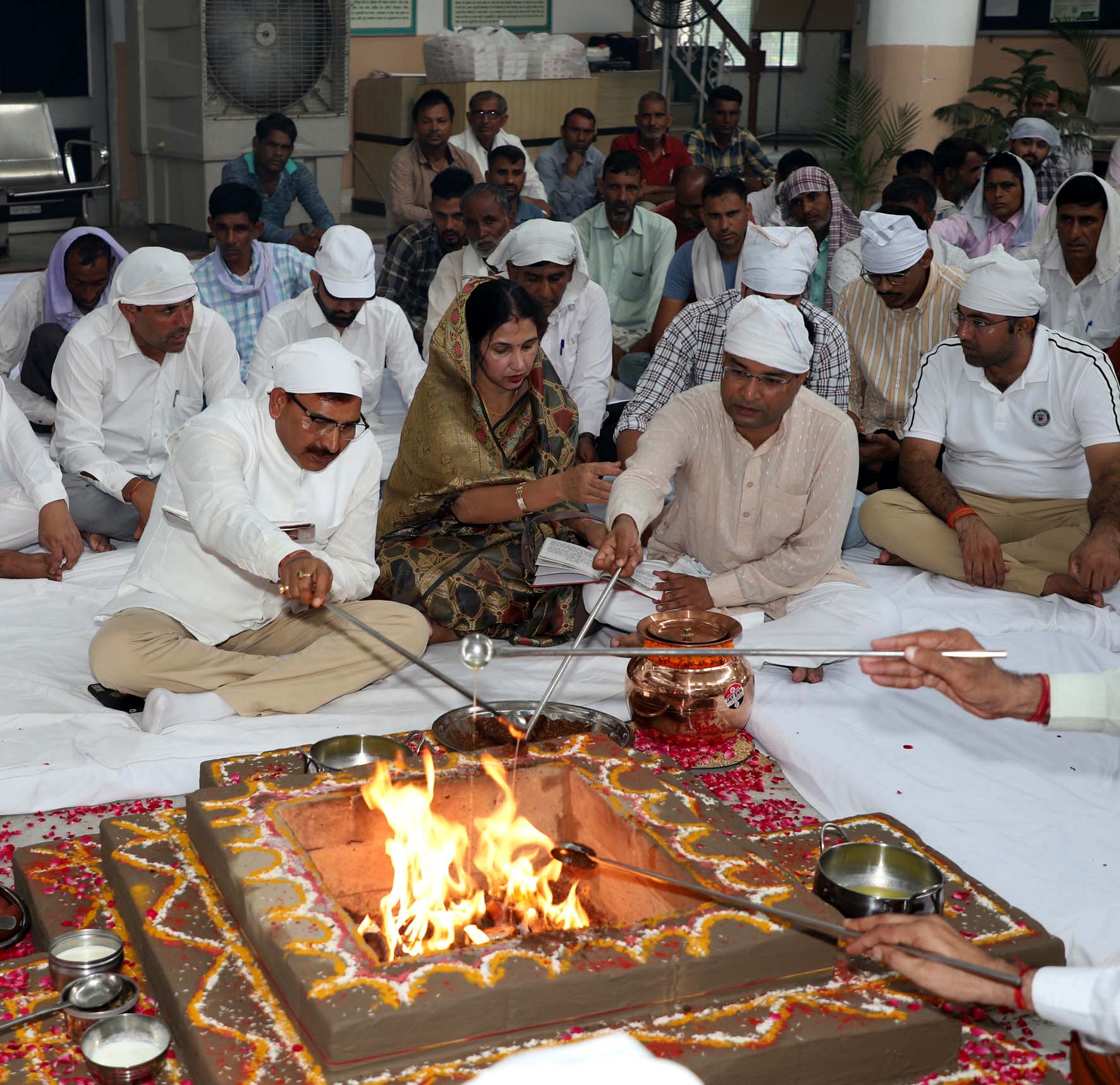 हवन में उपस्थित मुख्य यजमान कुलपति प्रो. नरसी राम बिश्नोई। हवन में उपस्थित मुख्य यजमान कुलपति प्रो. नरसी राम बिश्नोई।
