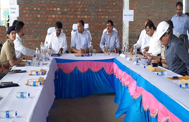 निर्माणाधिन पूर्णिया हवाईअड्डा परिसर में समीक्षा बैठक करते मुख्य सचिव मीणा और अधिकारीगण निर्माणाधिन पूर्णिया हवाईअड्डा परिसर में समीक्षा बैठक करते मुख्य सचिव मीणा और अधिकारीगण