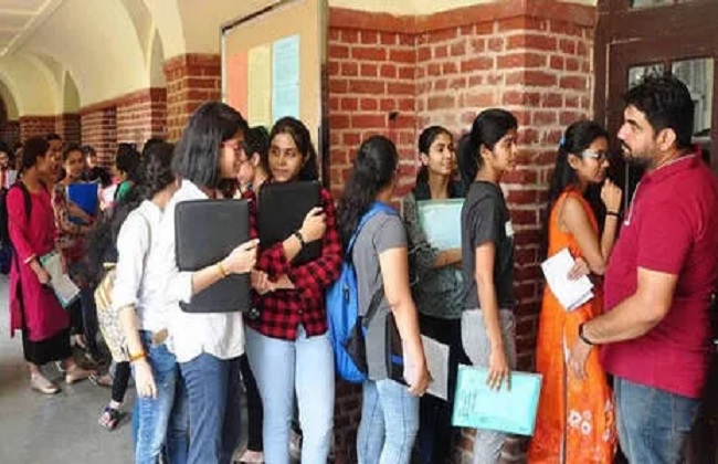 सरकारी कॉलेज के सामने खड़े विद्यार्थीगण सरकारी कॉलेज के सामने खड़े विद्यार्थीगण