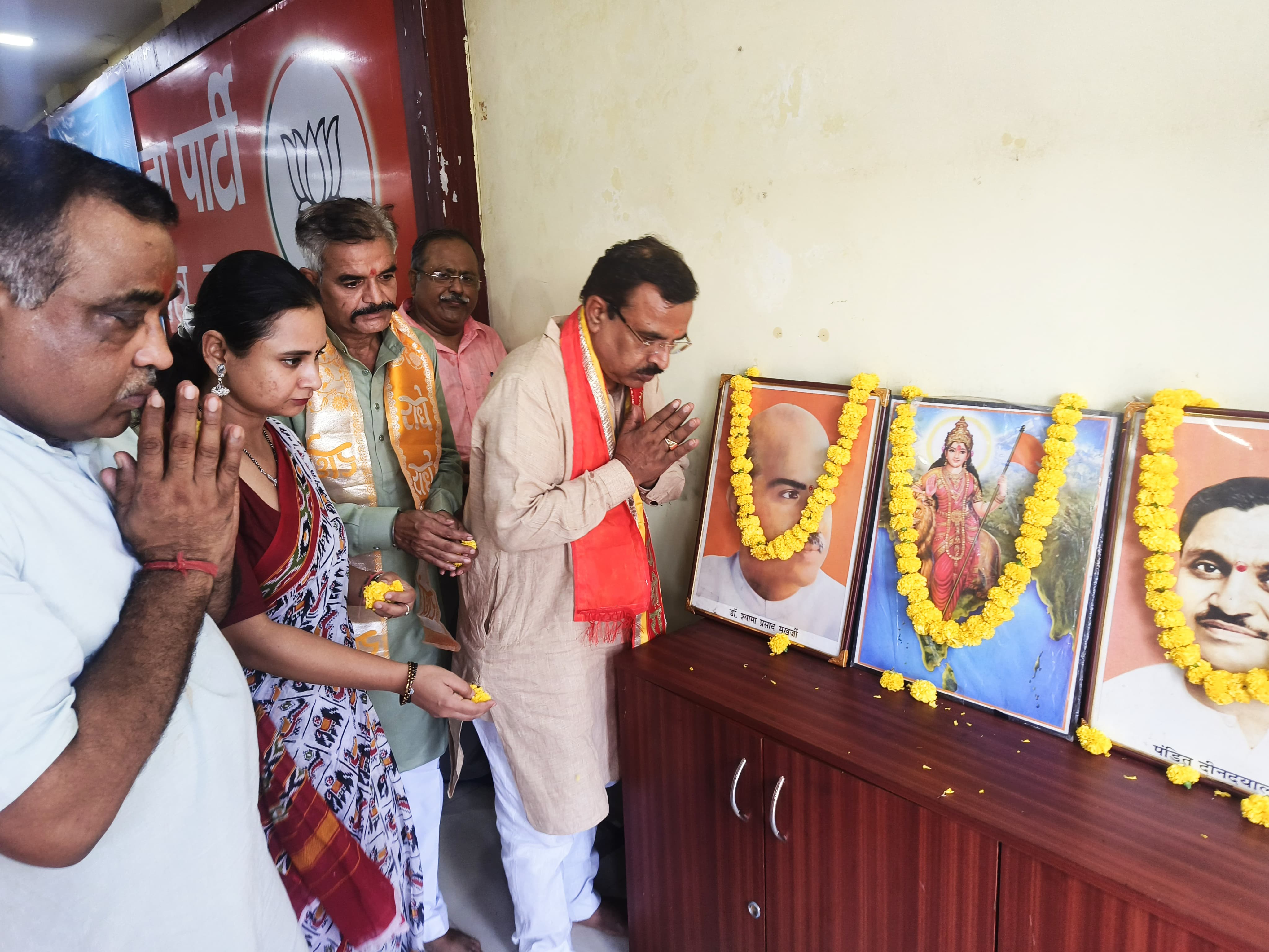 अंतर्राष्ट्रीय प्लास्टिक दिवस पर पूर्वजो पुष्प समर्पित करते प्रकाश pal अंतर्राष्ट्रीय प्लास्टिक दिवस पर पूर्वजो पुष्प समर्पित करते प्रकाश pal
