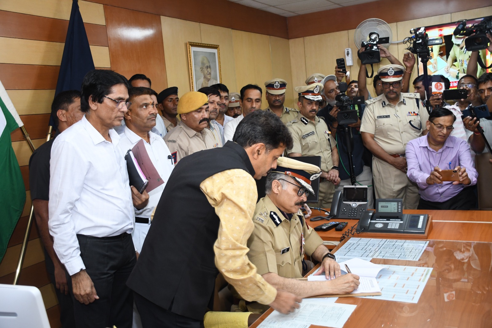 आईपीएस राजीव कुमार शर्मा ने संभाला पुलिस महानिदेशक का कार्यभार आईपीएस राजीव कुमार शर्मा ने संभाला पुलिस महानिदेशक का कार्यभार