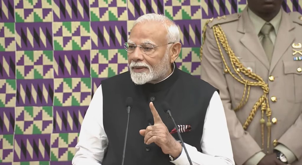 घाना की संसद को संबोधित करते प्रधानमंत्री मोदी घाना की संसद को संबोधित करते प्रधानमंत्री मोदी