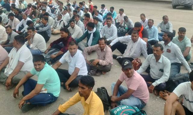 आवास घेरने का प्रयास करते पशु मित्र आवास घेरने का प्रयास करते पशु मित्र