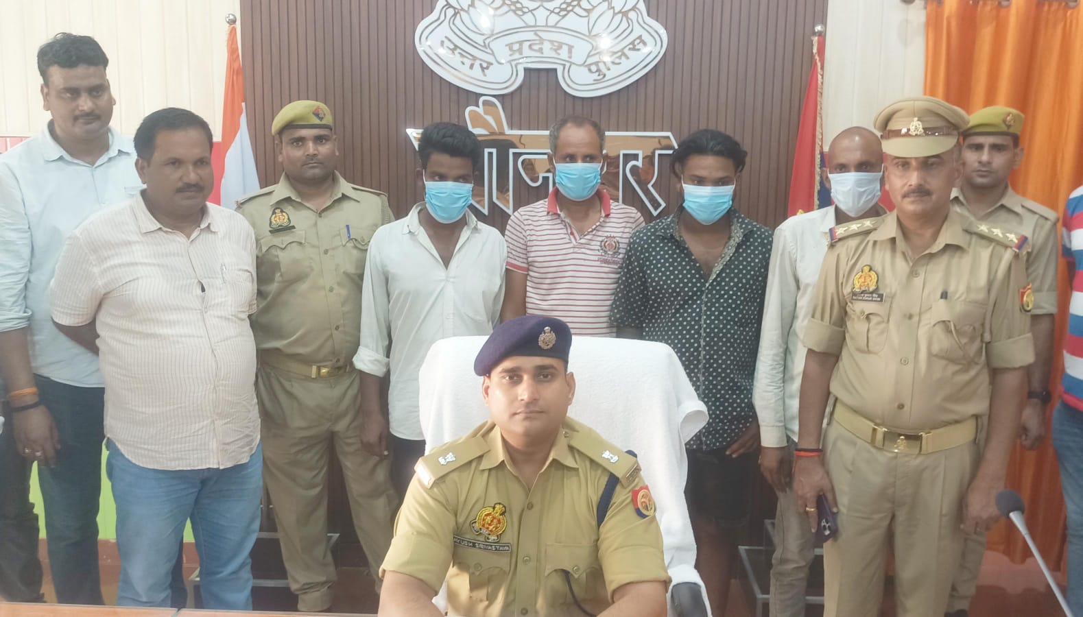 लुटेरे पुलिस अभिरक्षा में लुटेरे पुलिस अभिरक्षा में