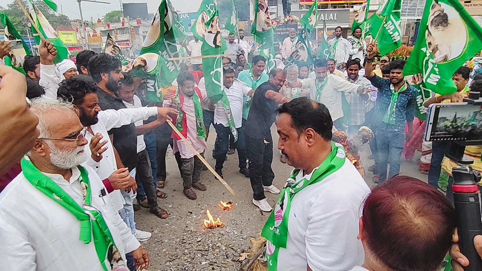 पुतला दहन कार्यक्रम में मोर्चा के नेता पदाधिकारी पुतला दहन कार्यक्रम में मोर्चा के नेता पदाधिकारी