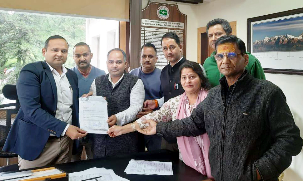 केएमवीएन के एमडी को ज्ञापन सोंपते भाजपा कार्यकर्ता। केएमवीएन के एमडी को ज्ञापन सोंपते भाजपा कार्यकर्ता।