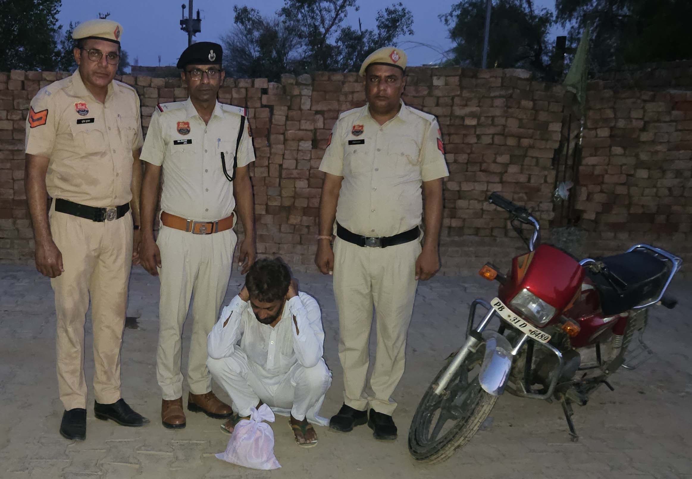 पकड़ा गया आरोपी पुलिस हिरासत में। पकड़ा गया आरोपी पुलिस हिरासत में।