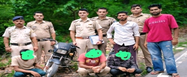 24 घंटे में चोरी की दो बाइक बरामद, तीन आरोपी गिरफ्तार 24 घंटे में चोरी की दो बाइक बरामद, तीन आरोपी गिरफ्तार