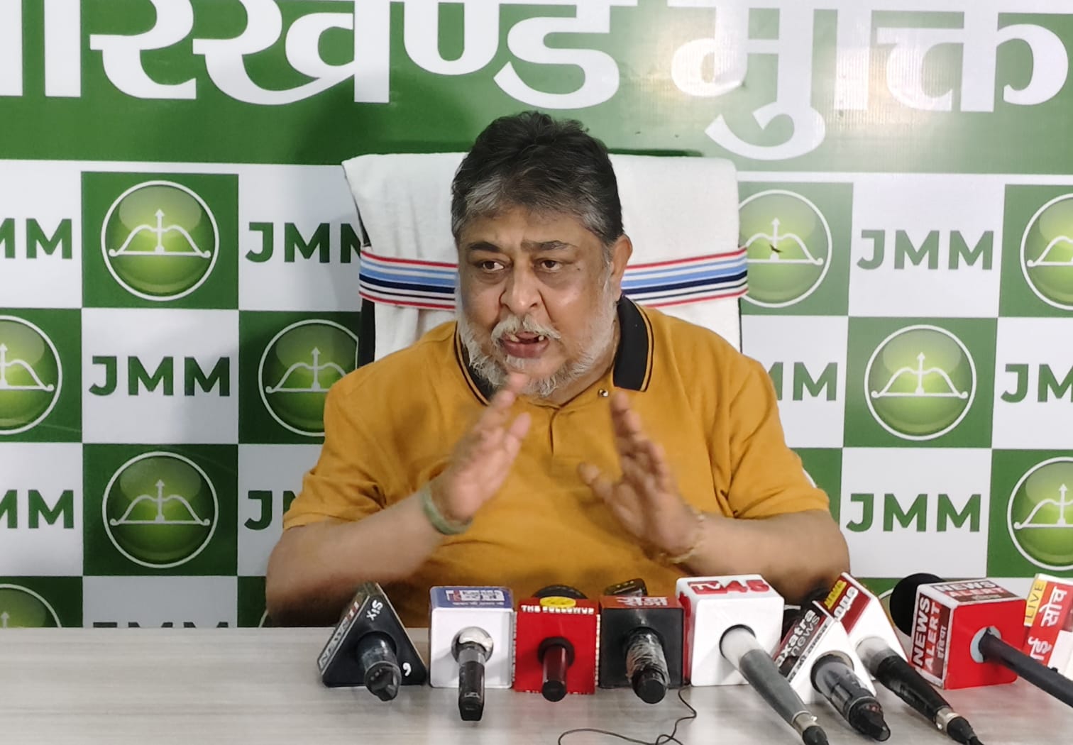 प्रेसवार्ता में सुप्रियो भट्टाचार्य प्रेसवार्ता में सुप्रियो भट्टाचार्य