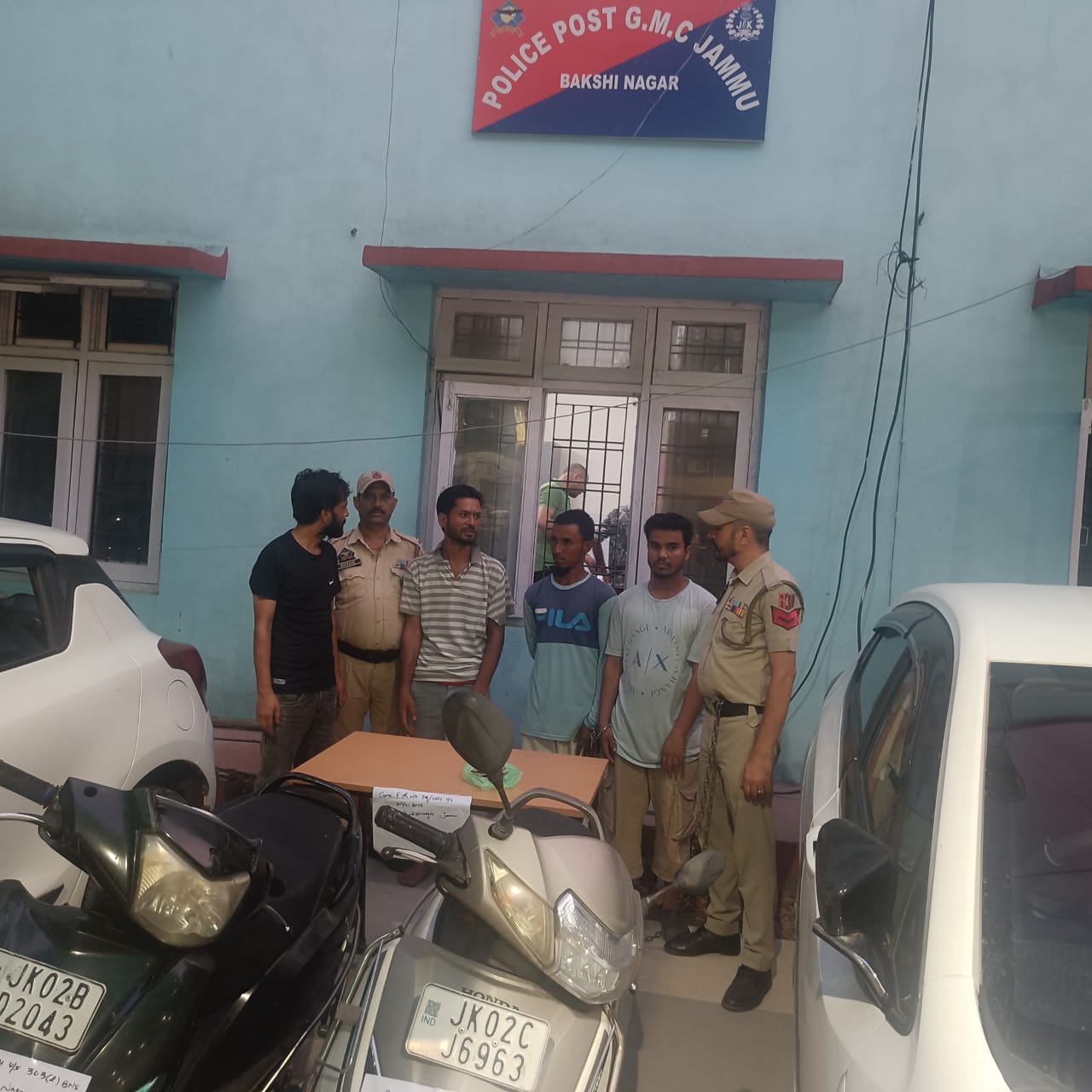 बख्शी नगर पुलिस ने चार आरोपियाें काे किया गिरफ्तार ,दो चोरी की स्कूटियां और नकदी बरामद बख्शी नगर पुलिस ने चार आरोपियाें काे किया गिरफ्तार ,दो चोरी की स्कूटियां और नकदी बरामद