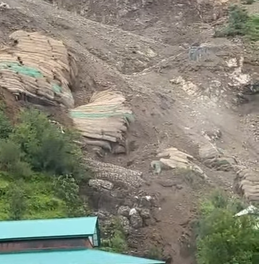 फोरलेन साइट पर भूस्खलन फोरलेन साइट पर भूस्खलन