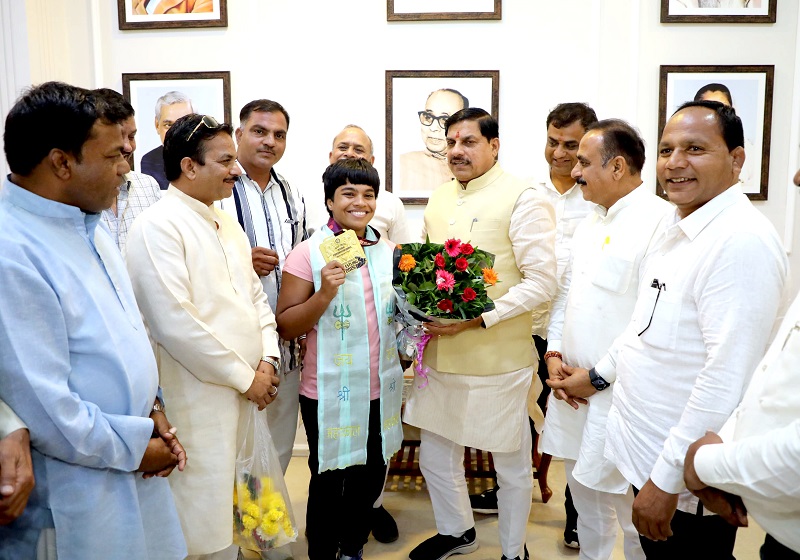 अंतरराष्ट्रीय कुश्ती खिलाड़ी प्रियांशी को दी शाबाशी अंतरराष्ट्रीय कुश्ती खिलाड़ी प्रियांशी को दी शाबाशी