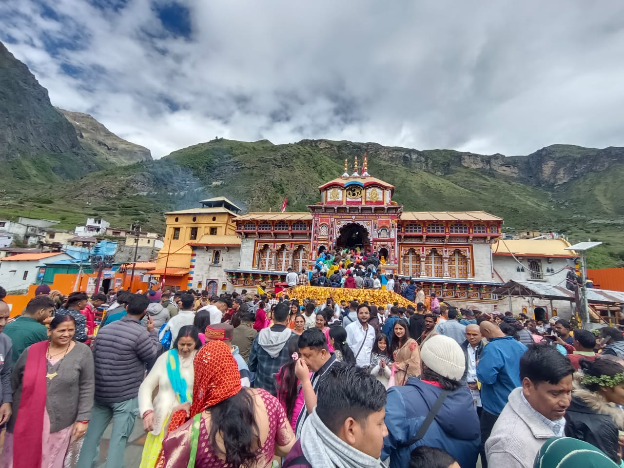 श्री बदरीनाथ मंदिर में दर्शन करते श्रद्धालु। श्री बदरीनाथ मंदिर में दर्शन करते श्रद्धालु।