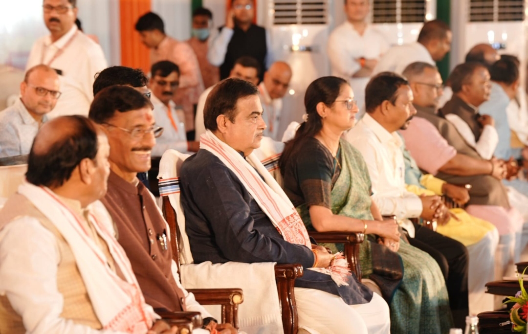 मंच पर मौजूद केंद्रीय मंत्री सहित अन्य नेता मंच पर मौजूद केंद्रीय मंत्री सहित अन्य नेता