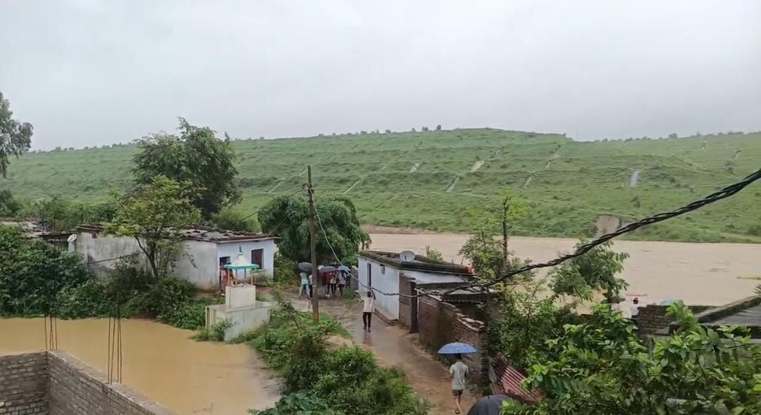 कोरबा में बारिश का कहर: 30 घरों में घुसा नाले का पानी, बिजली खंभों में फैला करंट कोरबा में बारिश का कहर: 30 घरों में घुसा नाले का पानी, बिजली खंभों में फैला करंट