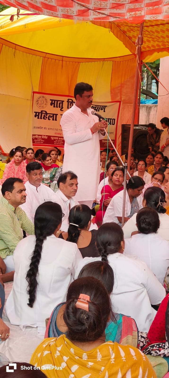 धरना देते कर्मचारी धरना देते कर्मचारी
