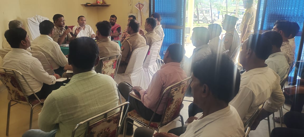 गुरु पूर्णिमा महोत्सव को लेकर प्रशासन की सक्तेशगढ़ पुलिस चौकी में विशेष बैठक गुरु पूर्णिमा महोत्सव को लेकर प्रशासन की सक्तेशगढ़ पुलिस चौकी में विशेष बैठक