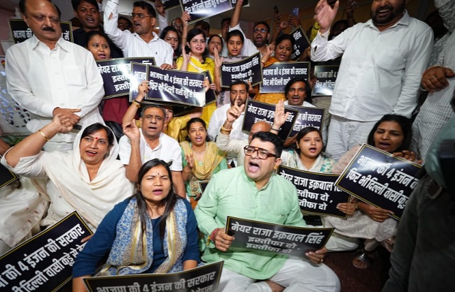 दिल्ली नगर निगम के अंकुश नारंग के नेतृत्व में आआपा पार्षद प्रदर्शन करते हुए दिल्ली नगर निगम के अंकुश नारंग के नेतृत्व में आआपा पार्षद प्रदर्शन करते हुए