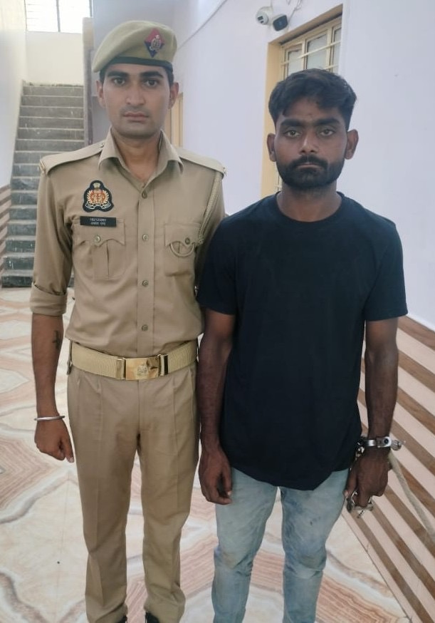 नवाबगंज पुलिस की कार्रवाई के दौरान हिरासत में ली गई महिलाएं और युवक नवाबगंज पुलिस की कार्रवाई के दौरान हिरासत में ली गई महिलाएं और युवक