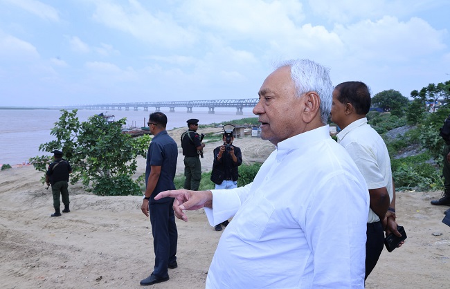 मुख्यमंत्री जेपी गंगा पथ के सौंदर्गीकरण कार्य सहित गंगा नदी के बढ़ते जलस्तर का निरीक्षण करने के दौरान मुख्यमंत्री जेपी गंगा पथ के सौंदर्गीकरण कार्य सहित गंगा नदी के बढ़ते जलस्तर का निरीक्षण करने के दौरान